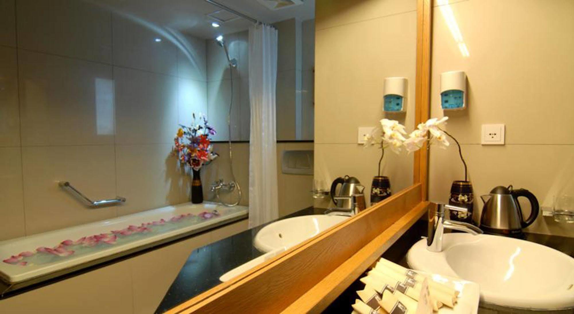 Hanoi Eternity Hotel Bagian luar foto